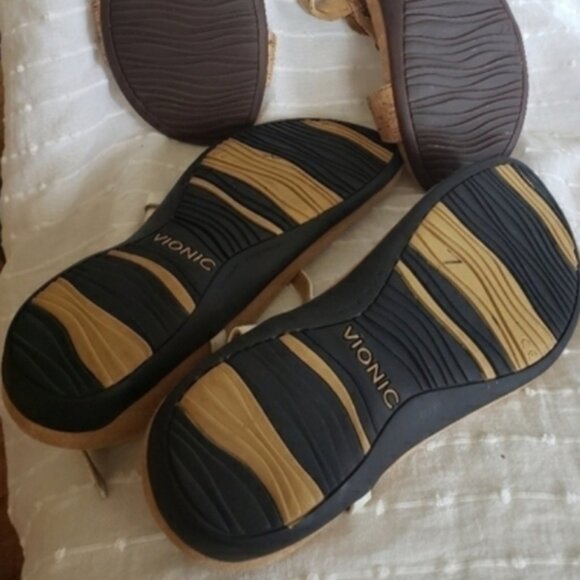 White vioni  sandle size 7 - Picture 6 of 7